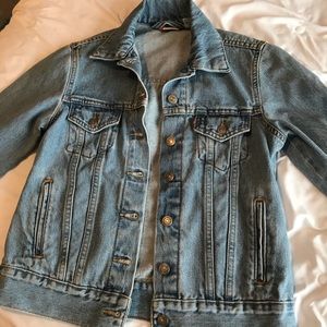 CLASSIC LIGHT WASH LEVI’S DENIM JACKET!